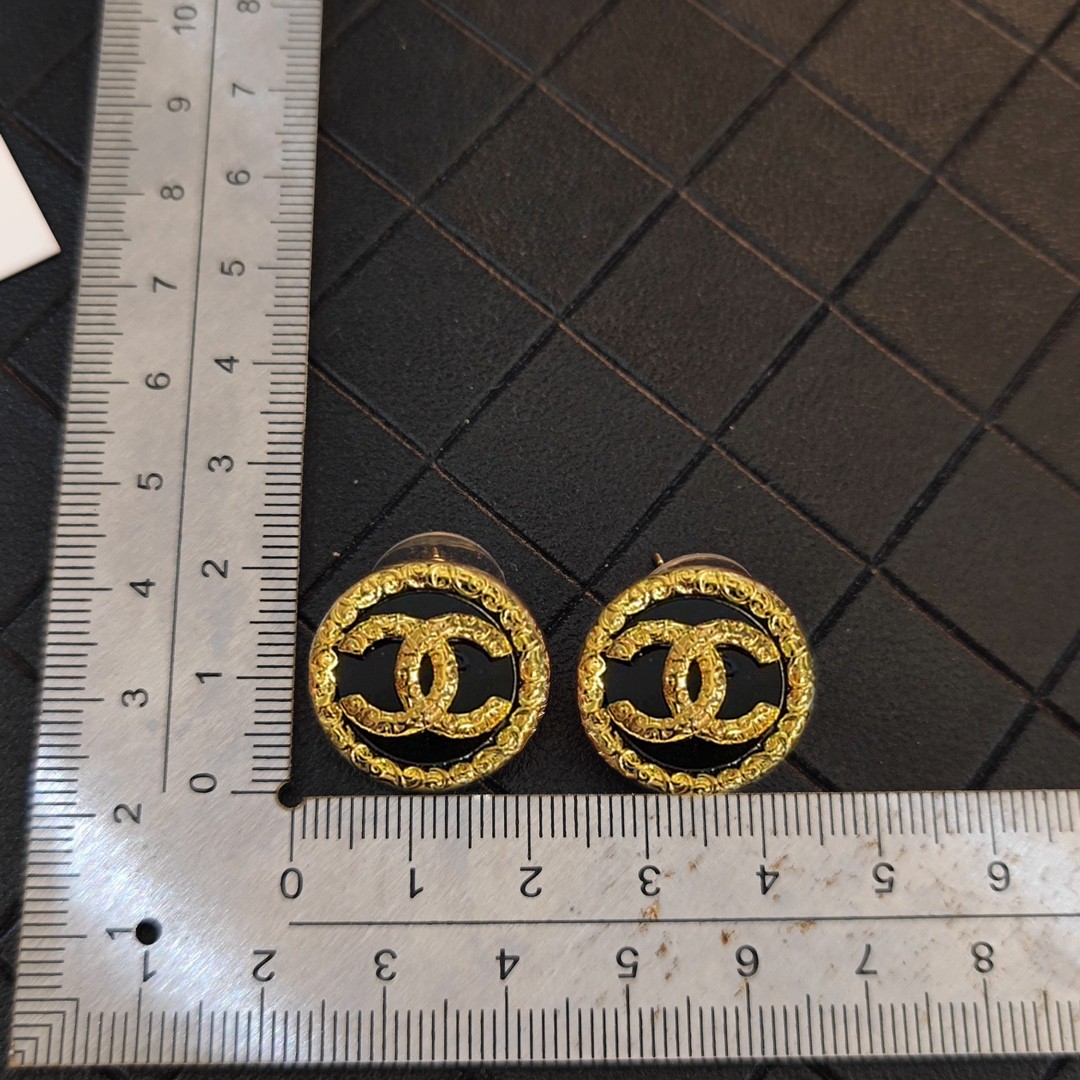 Chanel 抢手好货快 Chanel香家 最新款黑玛瑙圆环耳钉耳环 logo字印 非常不错的款式推荐