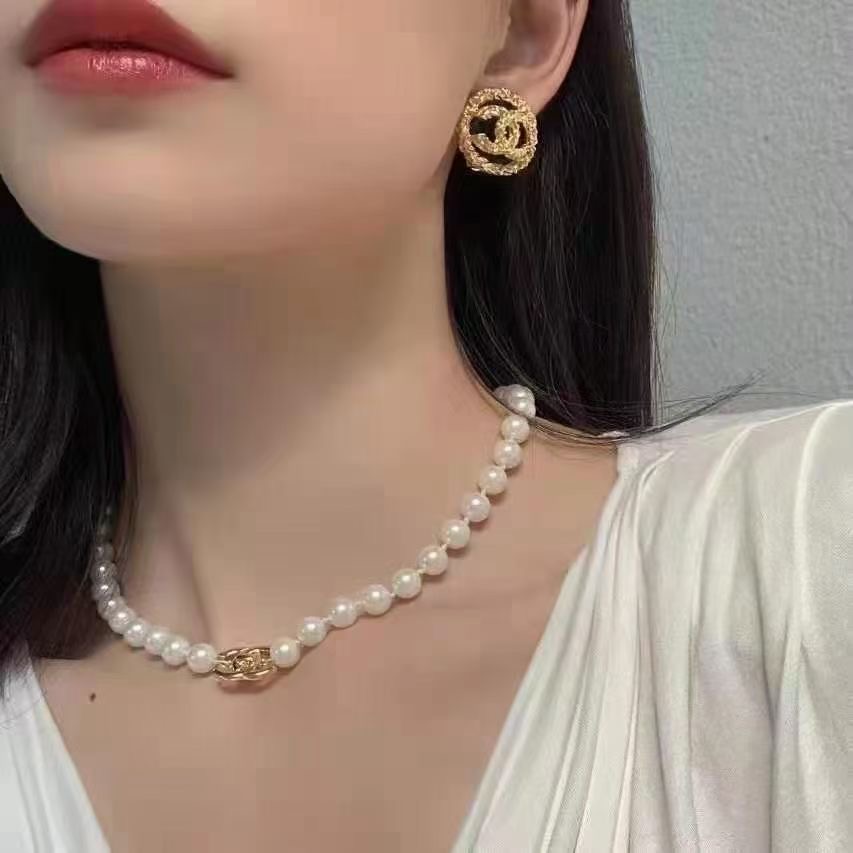 Chanel 抢手好货快 Chanel香家 最新款黑玛瑙圆环耳钉耳环 logo字印 非常不错的款式推荐