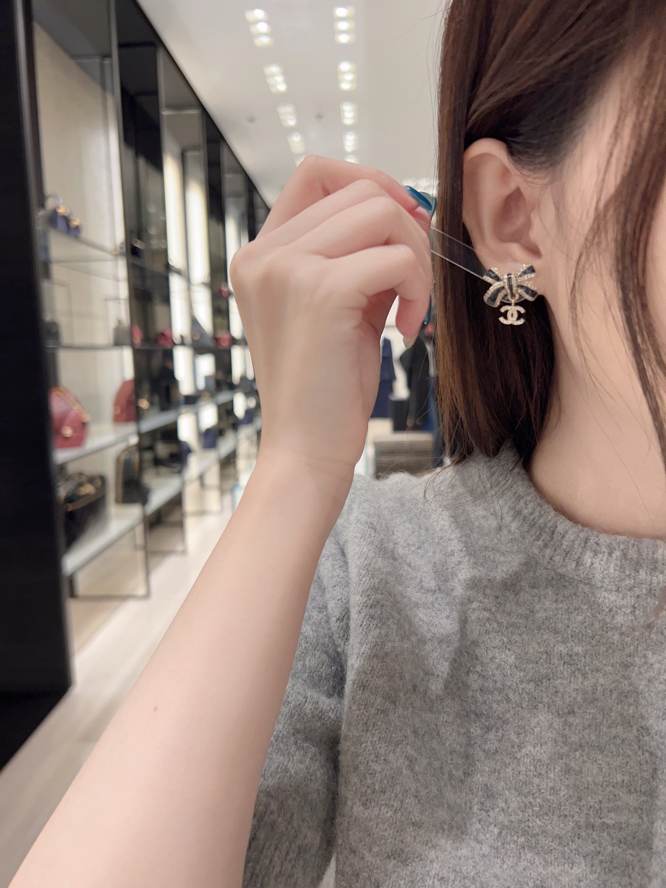 Chanel 今日新款 香奈儿耳钉 爆上新 CHAN 黑金蝴蝶结双Ｃ字母耳钉 黑色部分细闪点缀