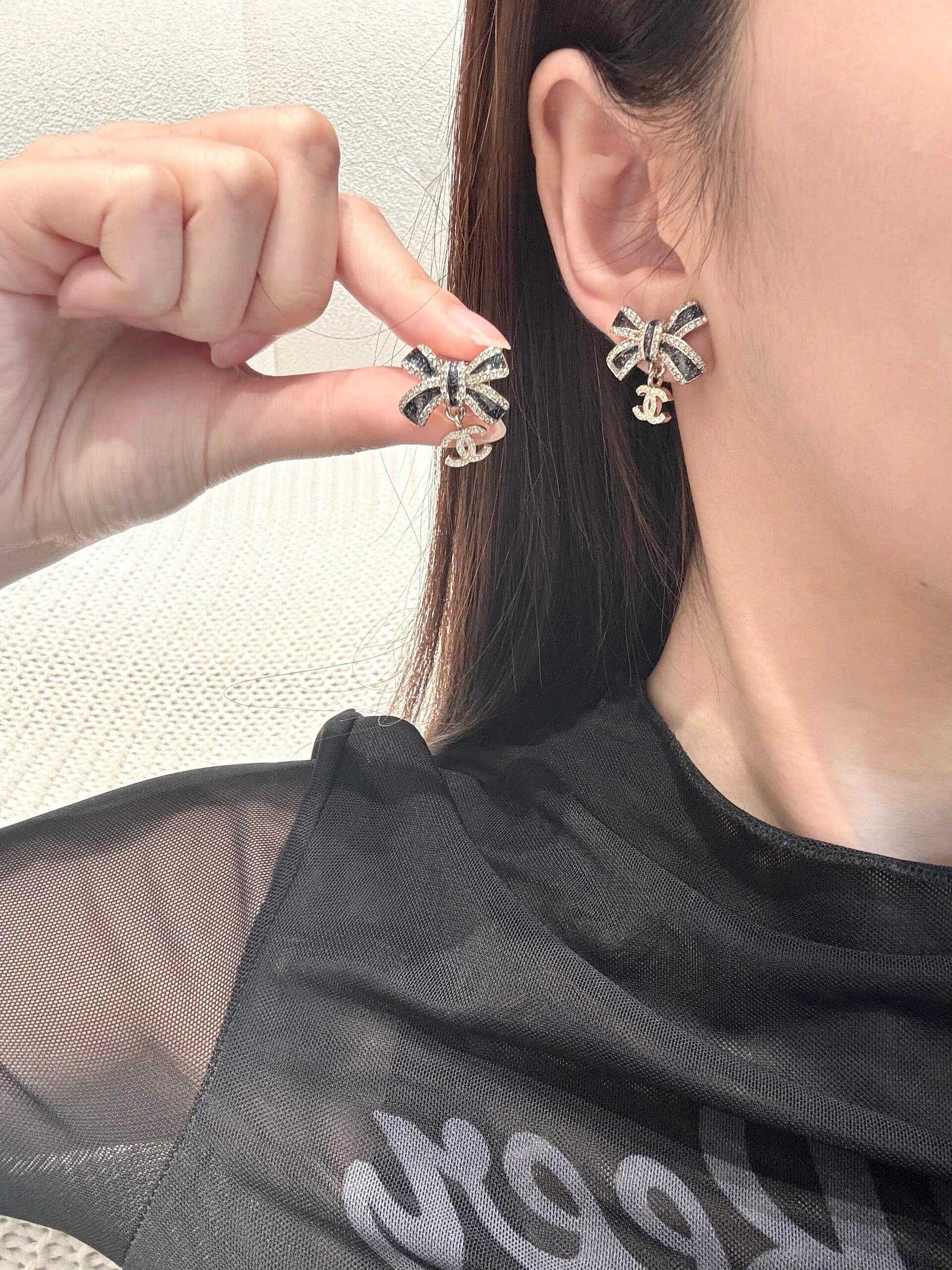 Chanel 今日新款 香奈儿耳钉 爆上新 CHAN 黑金蝴蝶结双Ｃ字母耳钉 黑色部分细闪点缀