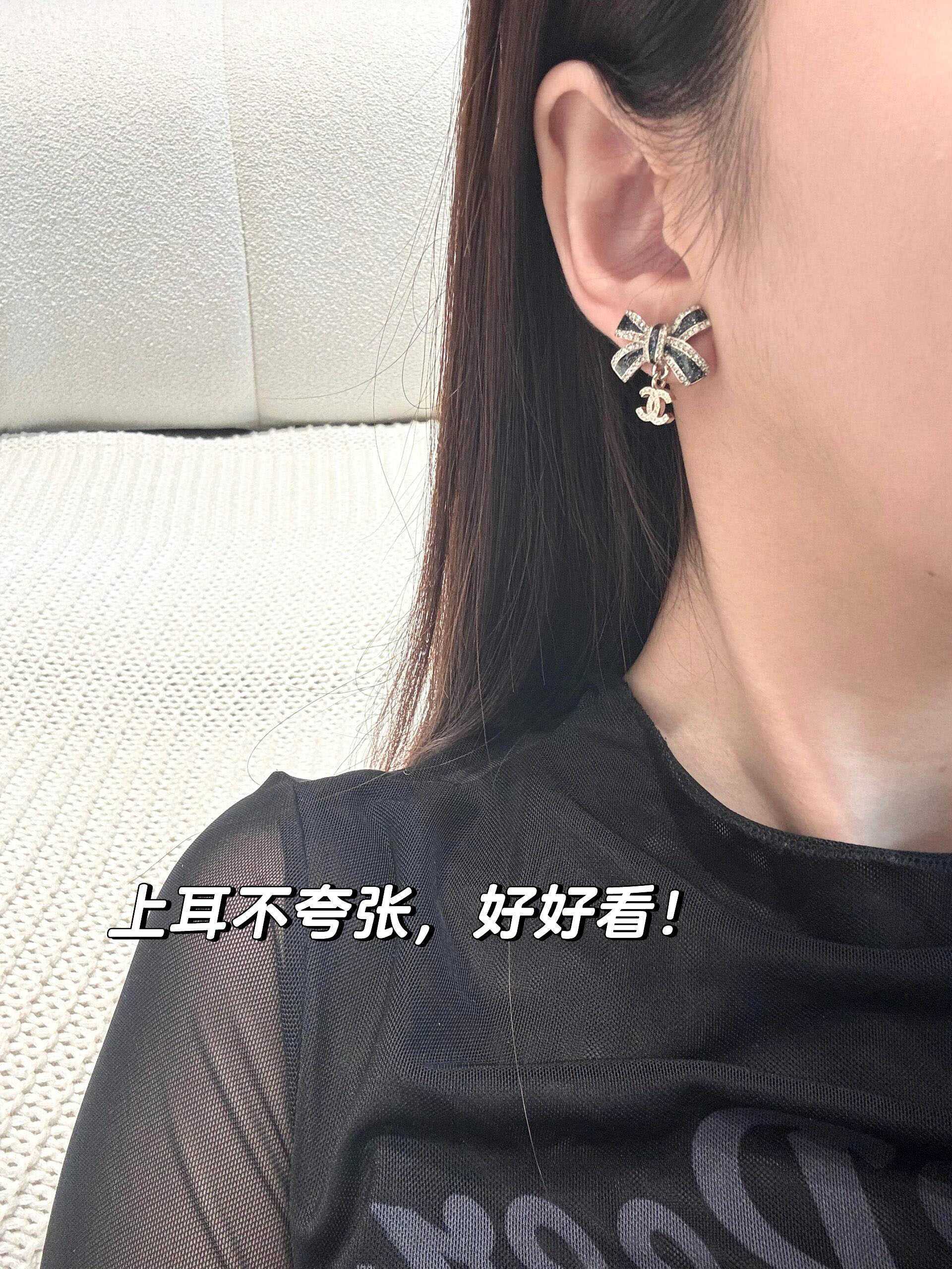 Chanel 今日新款 香奈儿耳钉 爆上新 CHAN 黑金蝴蝶结双Ｃ字母耳钉 黑色部分细闪点缀