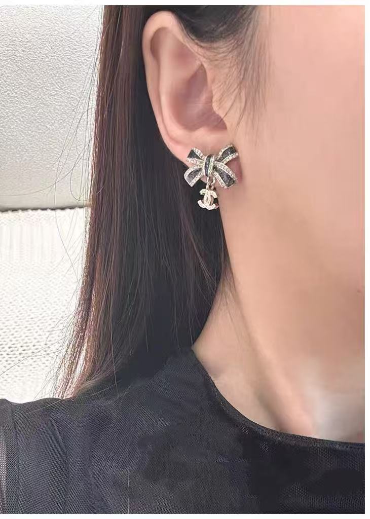 Chanel 今日新款 香奈儿耳钉 爆上新 CHAN 黑金蝴蝶结双Ｃ字母耳钉 黑色部分细闪点缀