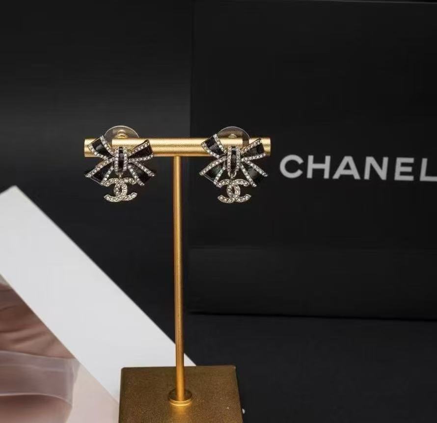 Chanel 今日新款 香奈儿耳钉 爆上新 CHAN 黑金蝴蝶结双Ｃ字母耳钉 黑色部分细闪点缀
