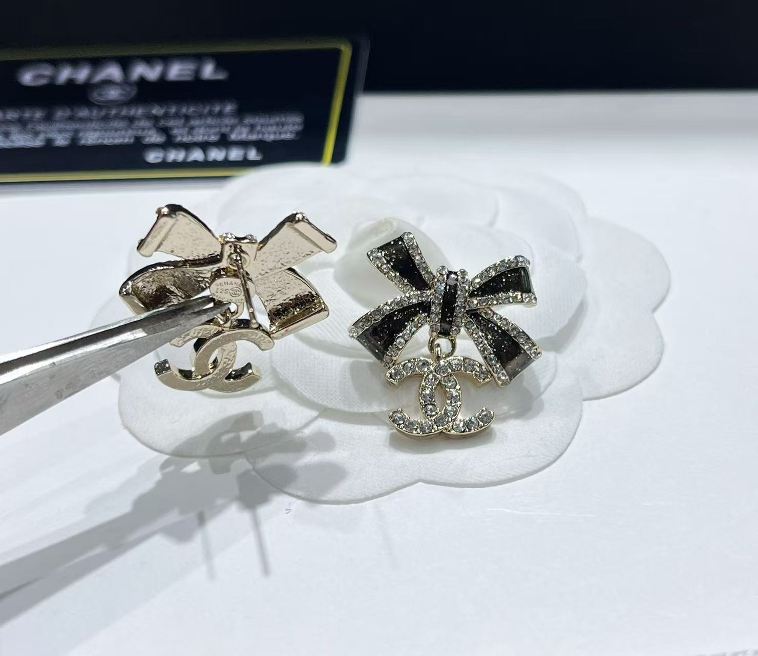 Chanel 今日新款 香奈儿耳钉 爆上新 CHAN 黑金蝴蝶结双Ｃ字母耳钉 黑色部分细闪点缀