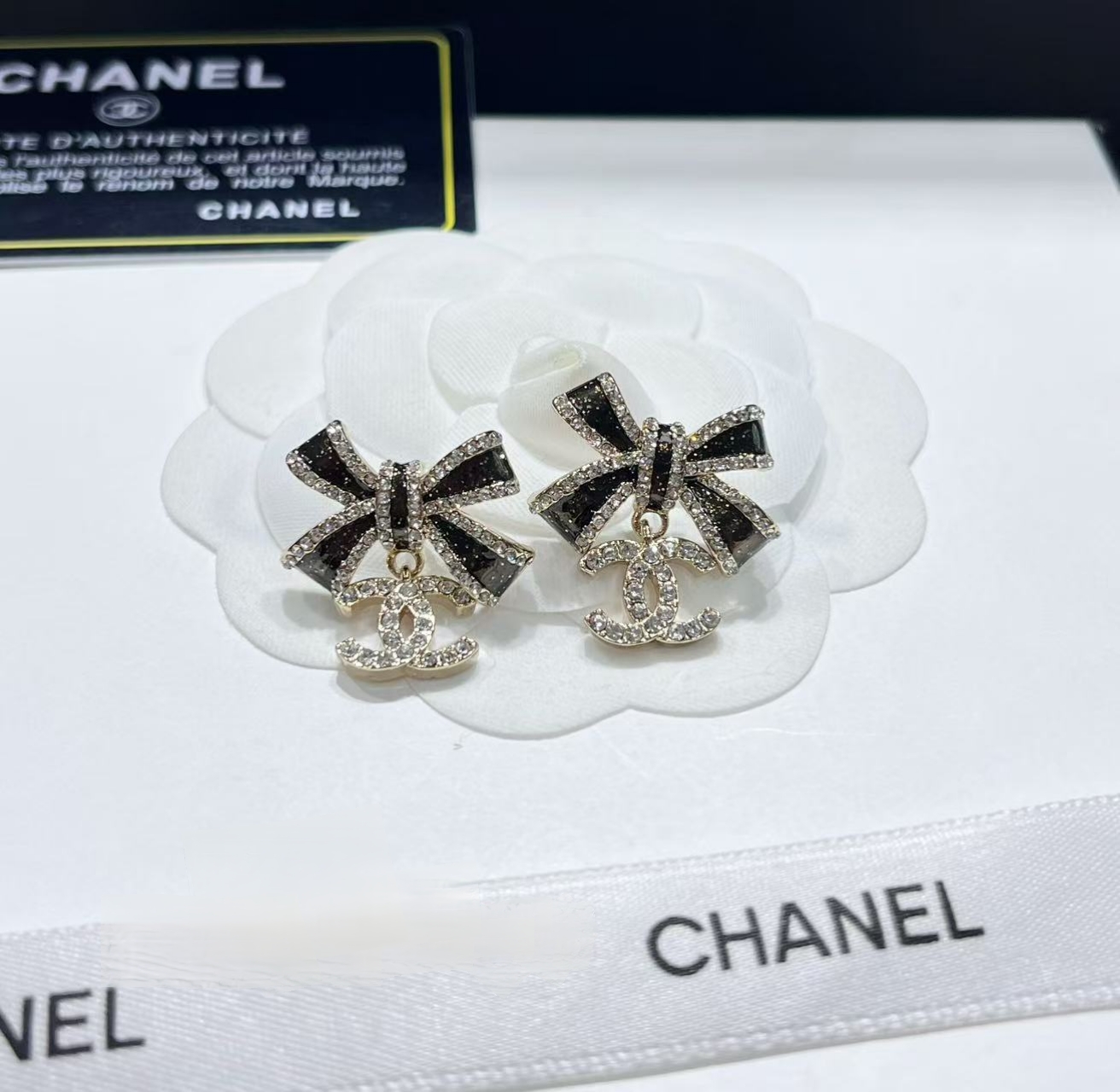 Chanel 今日新款 香奈儿耳钉 爆上新 CHAN 黑金蝴蝶结双Ｃ字母耳钉 黑色部分细闪点缀