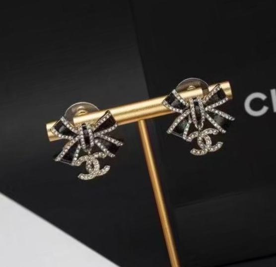 Chanel 今日新款 香奈儿耳钉 爆上新 CHAN 黑金蝴蝶结双Ｃ字母耳钉 黑色部分细闪点缀