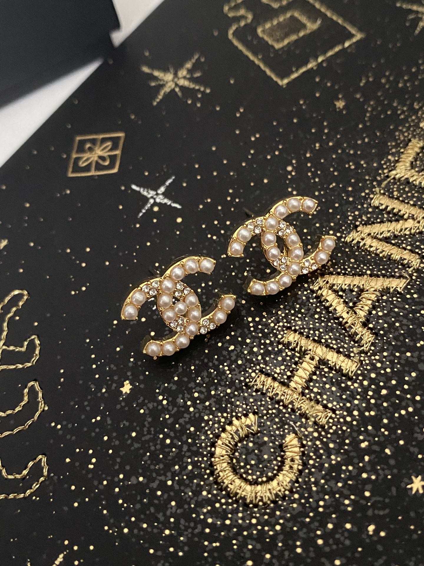 Chanel 卖疯了小香官网主推 精工版小香 最新 Chanel 微镶施华洛米粒珍珠字母耳钉耳环