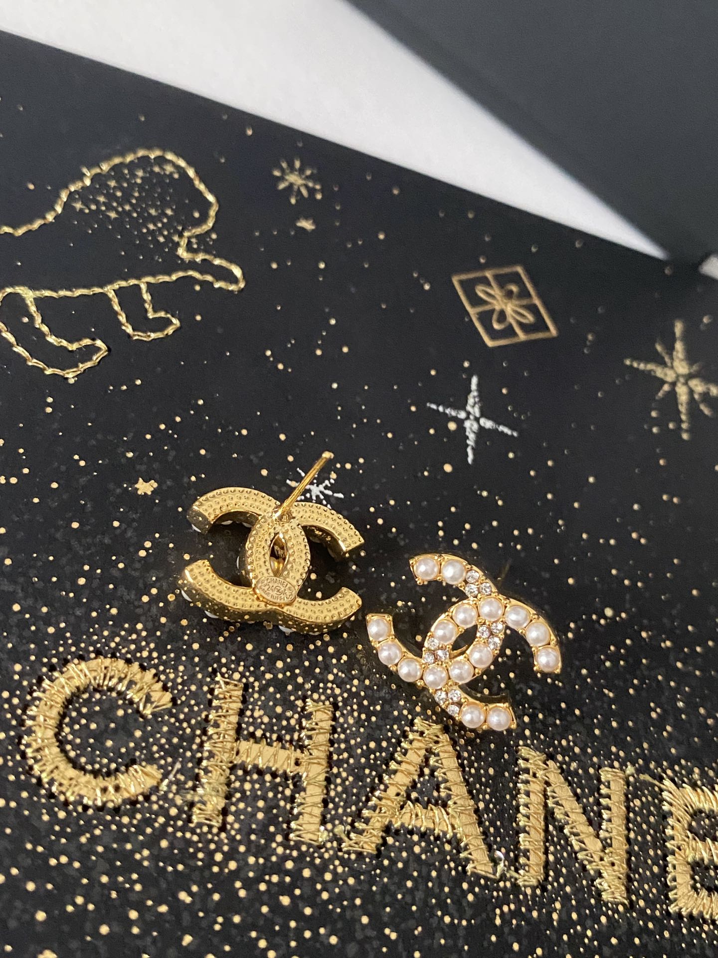 Chanel 卖疯了小香官网主推 精工版小香 最新 Chanel 微镶施华洛米粒珍珠字母耳钉耳环