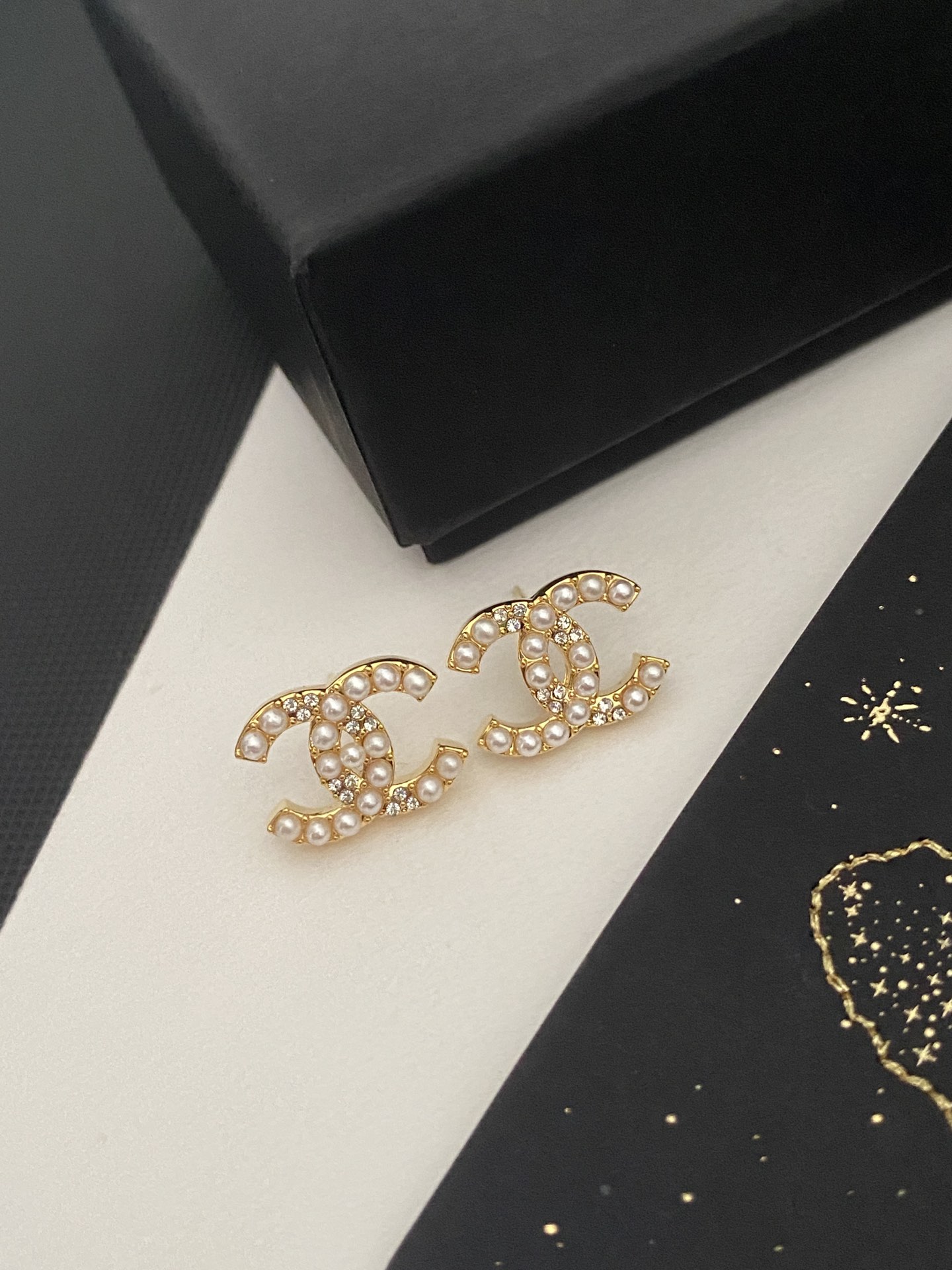 Chanel 卖疯了小香官网主推 精工版小香 最新 Chanel 微镶施华洛米粒珍珠字母耳钉耳环
