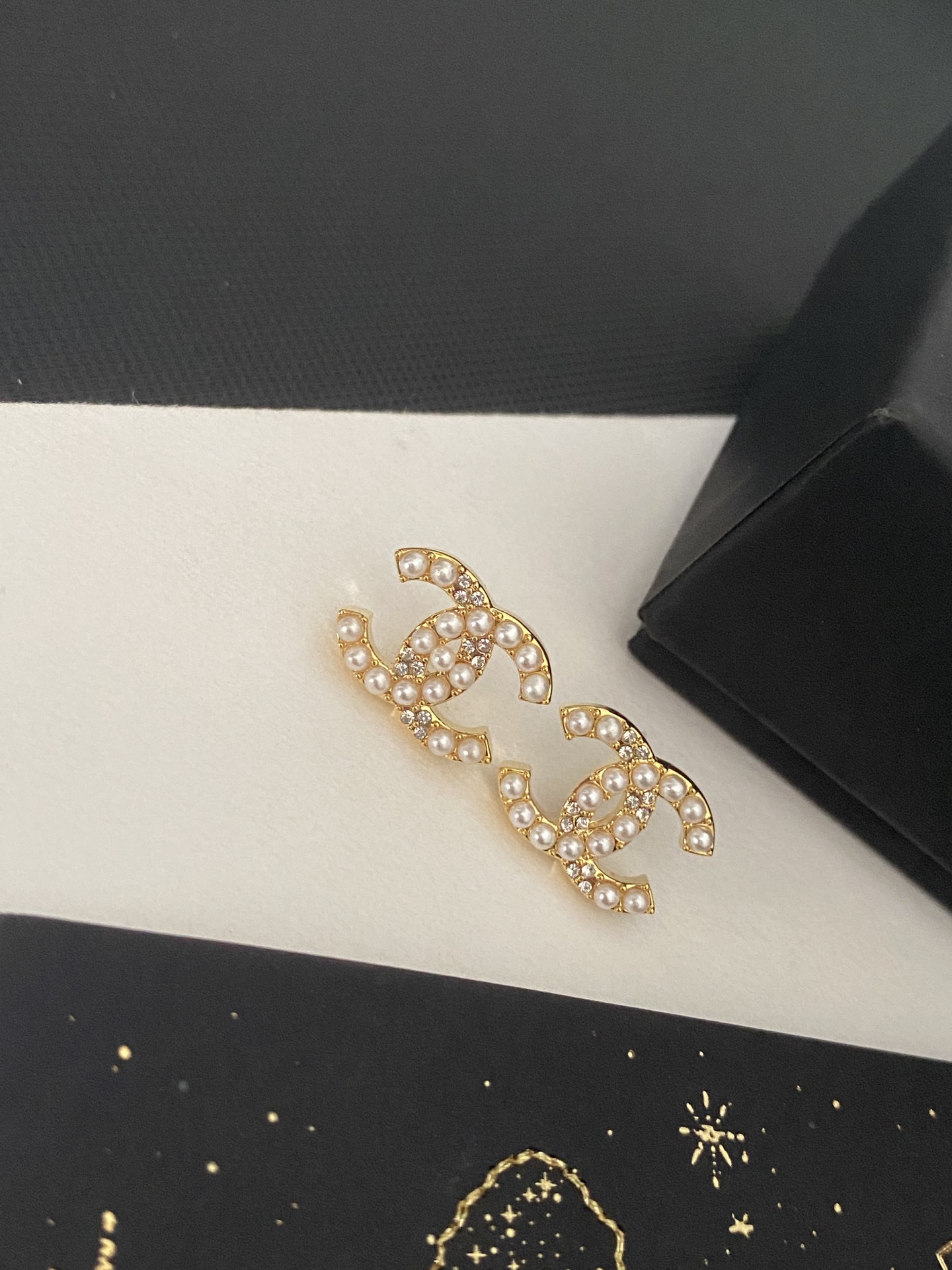 Chanel 卖疯了小香官网主推 精工版小香 最新 Chanel 微镶施华洛米粒珍珠字母耳钉耳环