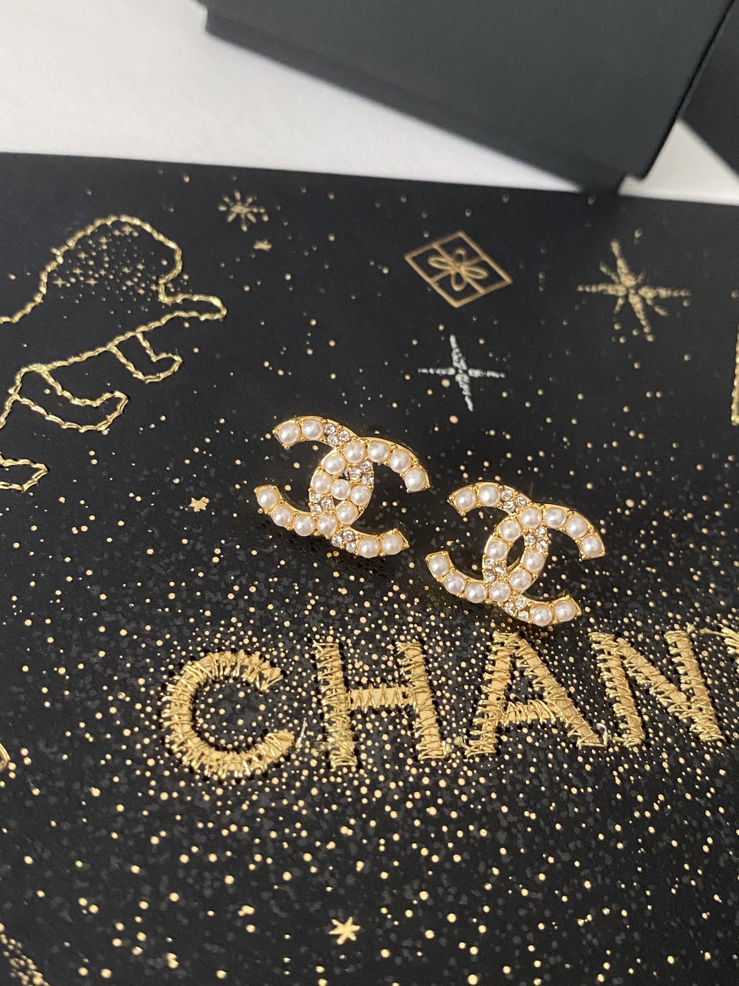 Chanel 卖疯了小香官网主推 精工版小香 最新 Chanel 微镶施华洛米粒珍珠字母耳钉耳环