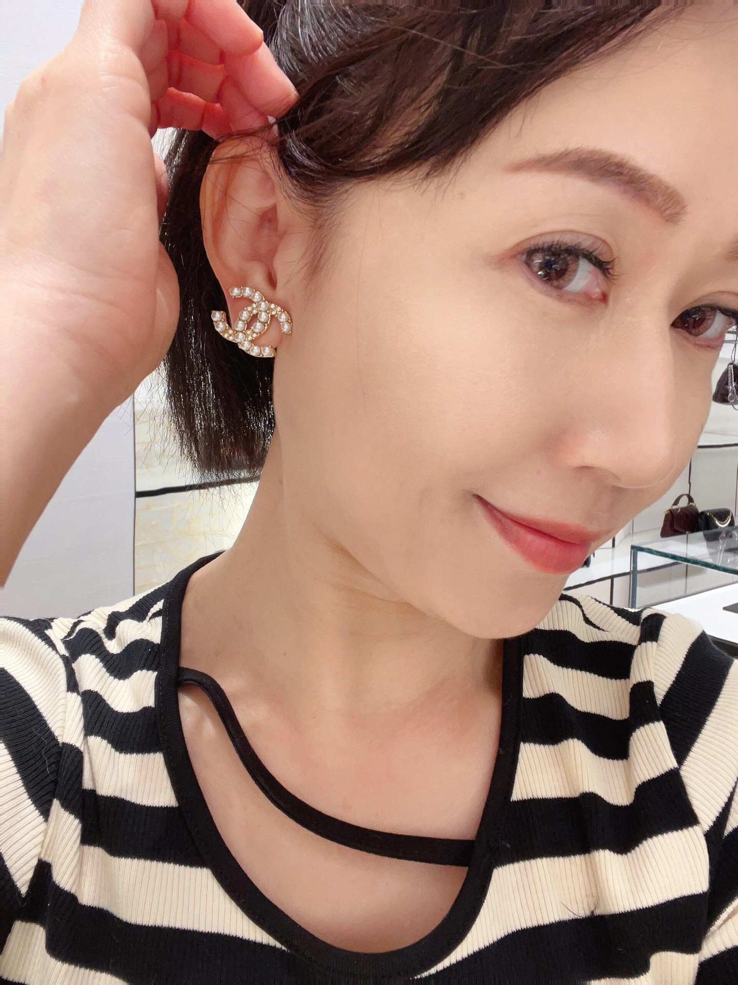 Chanel 卖疯了小香官网主推 精工版小香 最新 Chanel 微镶施华洛米粒珍珠字母耳钉耳环