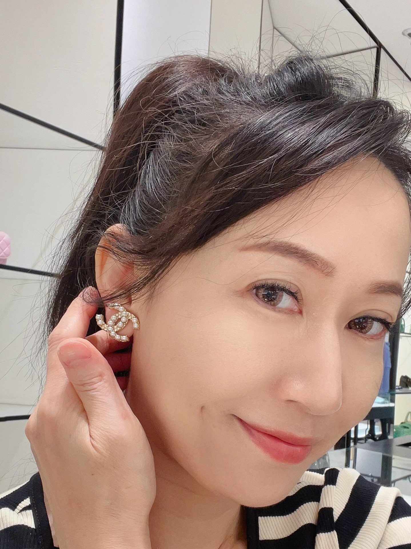 Chanel 卖疯了小香官网主推 精工版小香 最新 Chanel 微镶施华洛米粒珍珠字母耳钉耳环