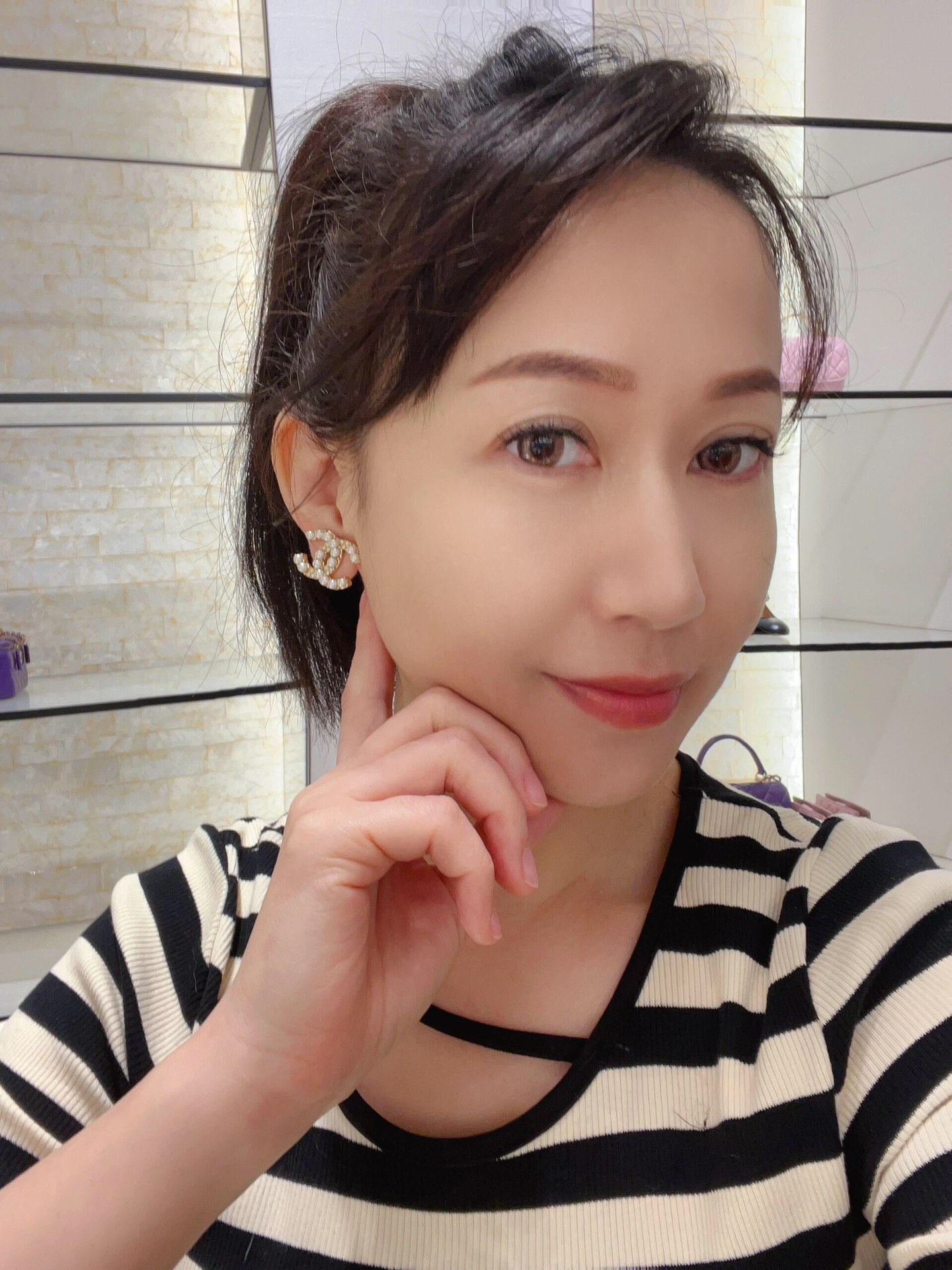 Chanel 卖疯了小香官网主推 精工版小香 最新 Chanel 微镶施华洛米粒珍珠字母耳钉耳环