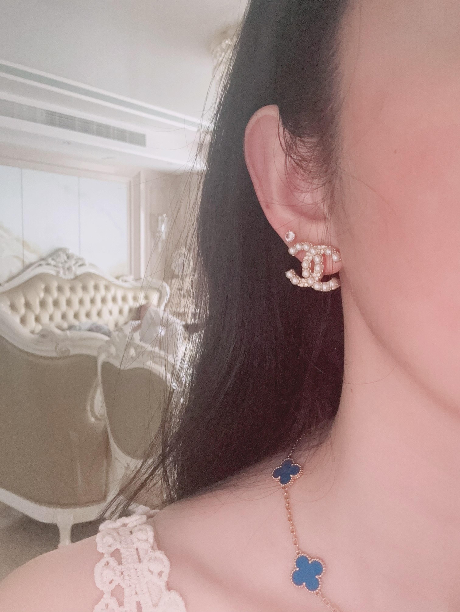 Chanel 卖疯了小香官网主推 精工版小香 最新 Chanel 微镶施华洛米粒珍珠字母耳钉耳环