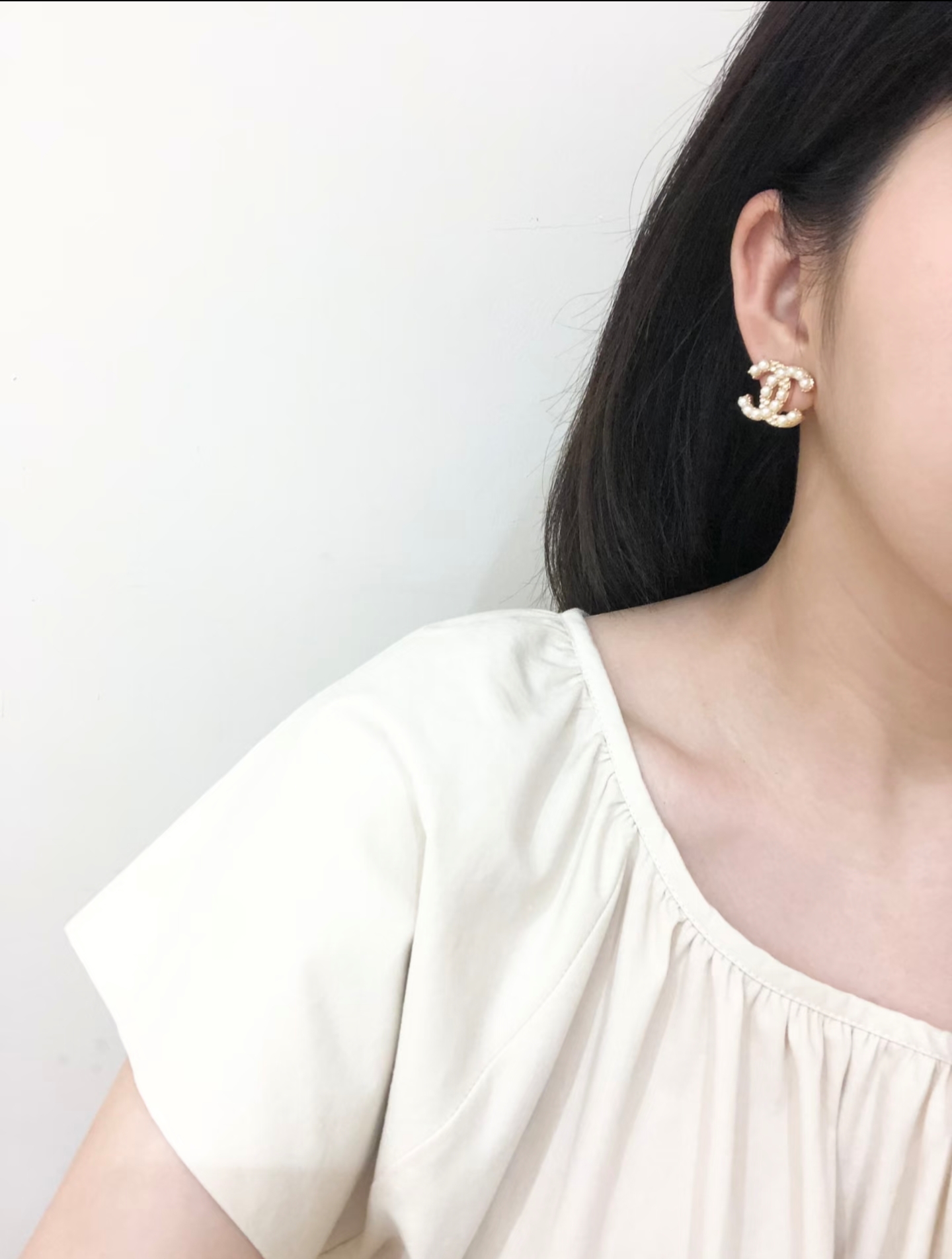 Chanel 卖疯了小香官网主推 精工版小香 最新 Chanel 微镶施华洛米粒珍珠字母耳钉耳环