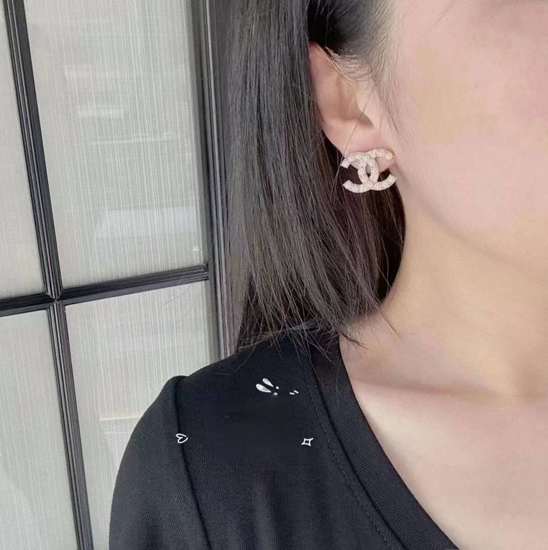 Chanel 卖疯了小香官网主推 精工版小香 最新 Chanel 微镶施华洛米粒珍珠字母耳钉耳环
