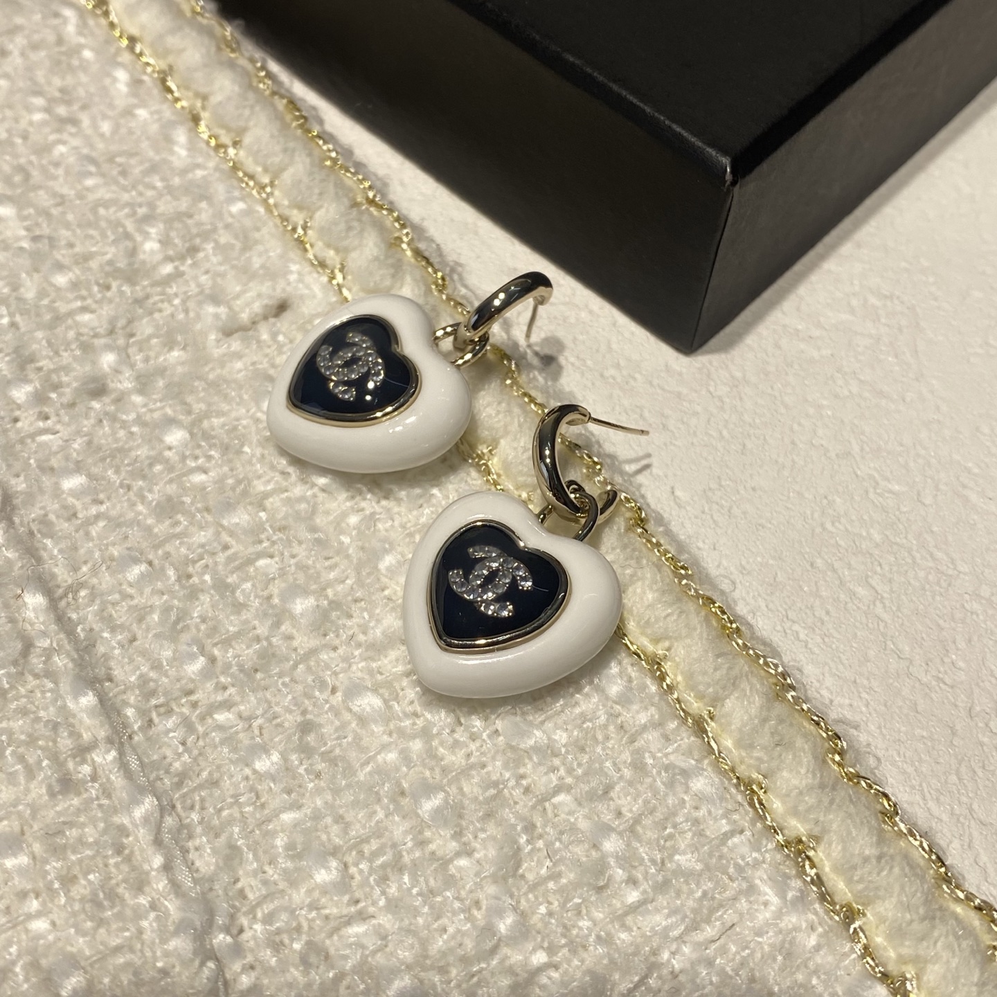 Chanel Chanel爱心立体爱心晶钻字母耳环 黑白双色搭配金属镶边 中央是 双C标志 优雅又高级计