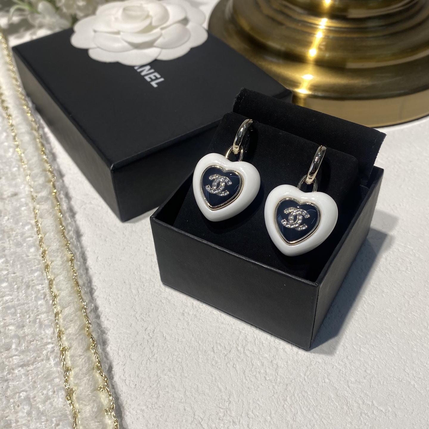 Chanel Chanel爱心立体爱心晶钻字母耳环 黑白双色搭配金属镶边 中央是 双C标志 优雅又高级计