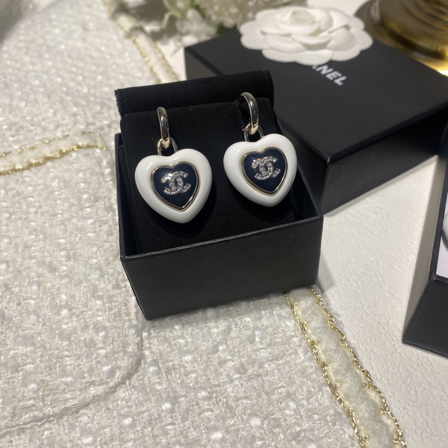 Chanel Chanel爱心立体爱心晶钻字母耳环 黑白双色搭配金属镶边 中央是 双C标志 优雅又高级计