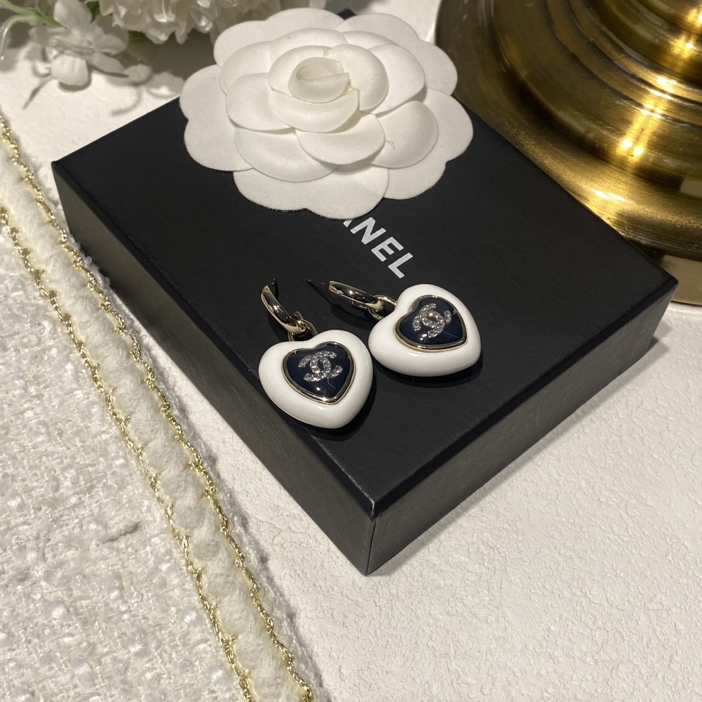 Chanel Chanel爱心立体爱心晶钻字母耳环 黑白双色搭配金属镶边 中央是 双C标志 优雅又高级计