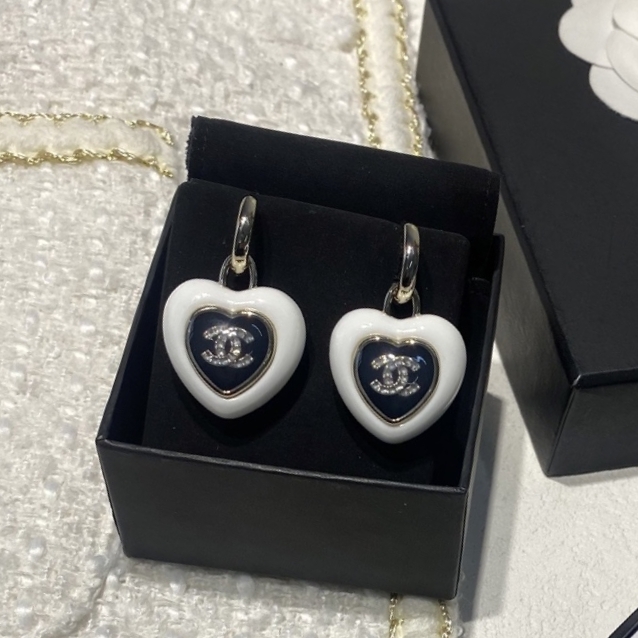 Chanel Chanel爱心立体爱心晶钻字母耳环 黑白双色搭配金属镶边 中央是 双C标志 优雅又高级计