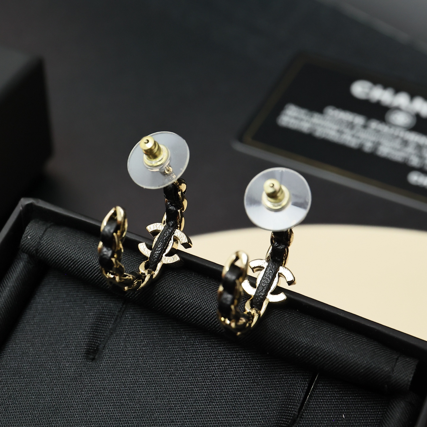 Chanel 本季必入 圆圈穿皮双c镂空晶钻字母耳钉金高银同款