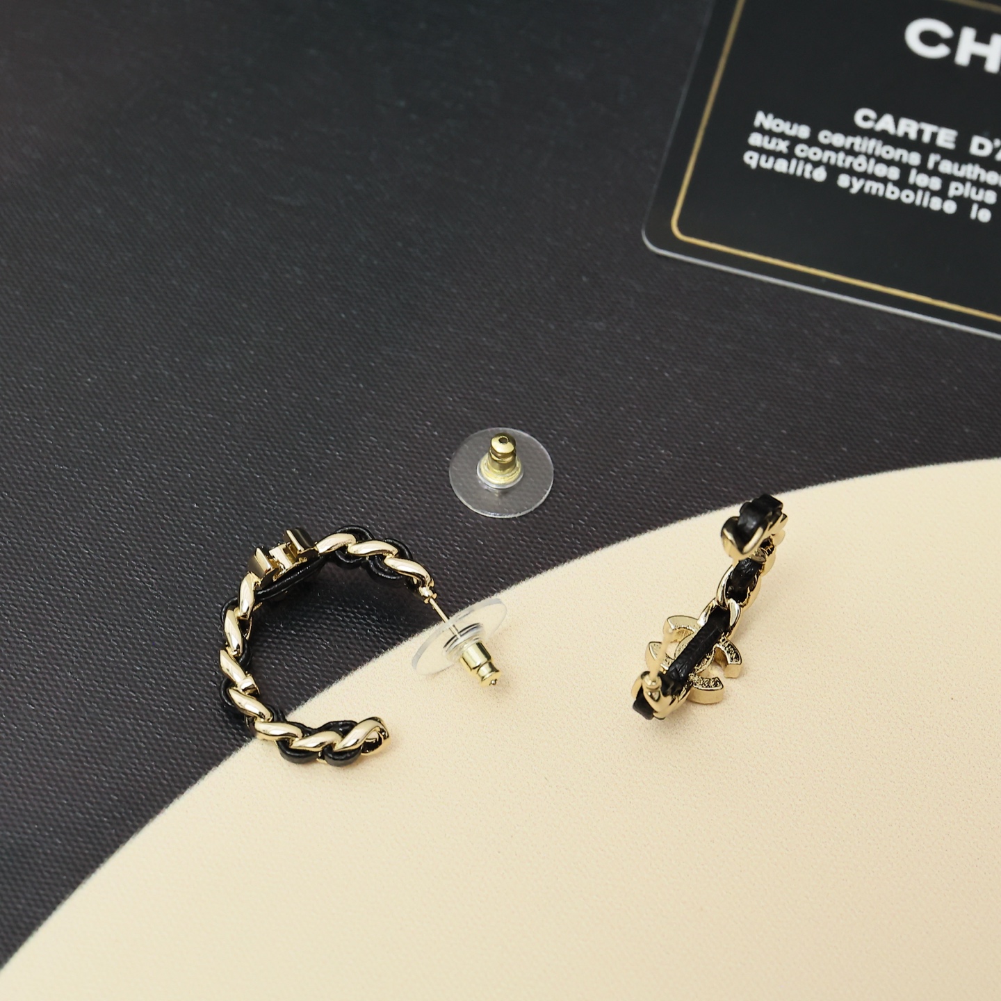 Chanel 本季必入 圆圈穿皮双c镂空晶钻字母耳钉金高银同款