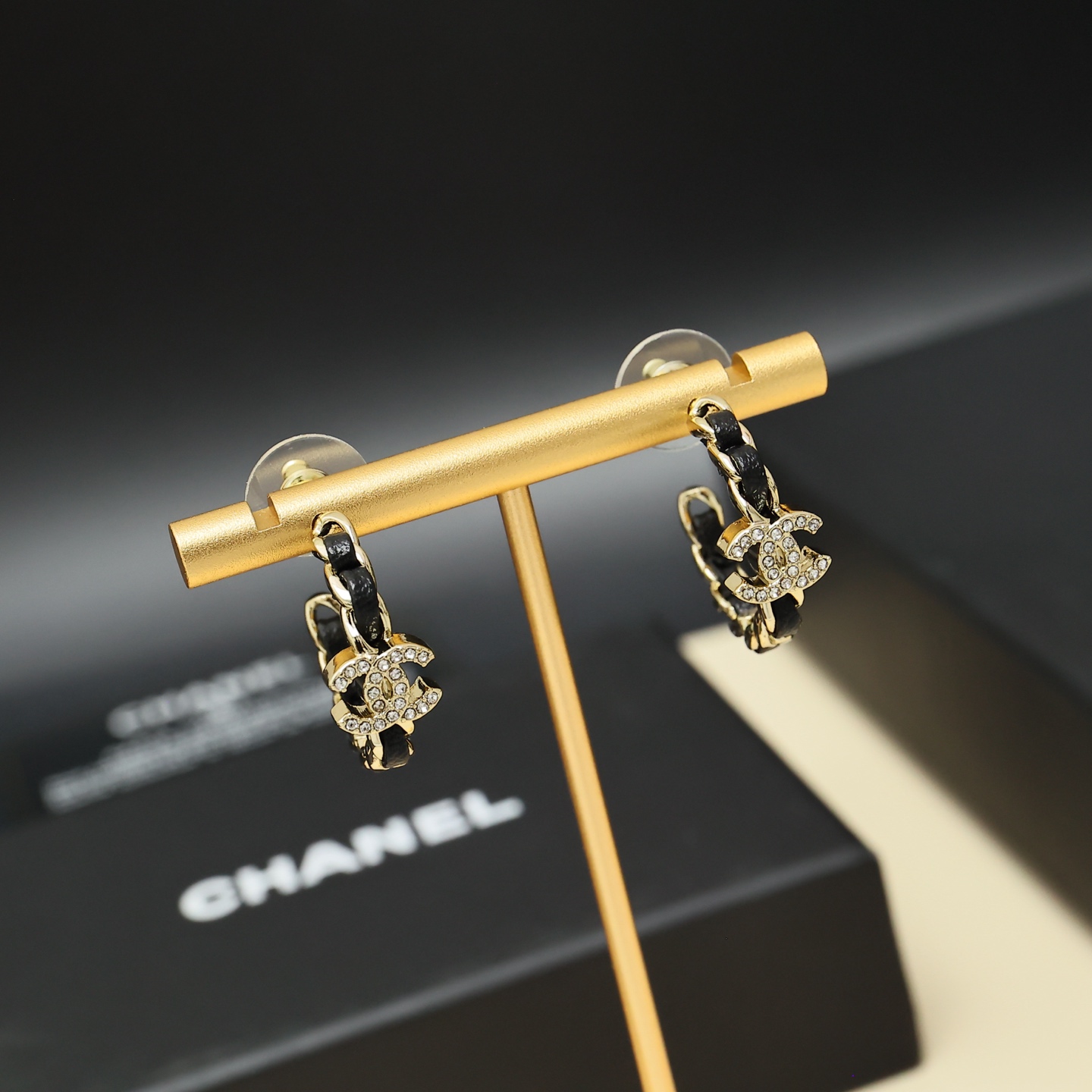 Chanel 本季必入 圆圈穿皮双c镂空晶钻字母耳钉金高银同款