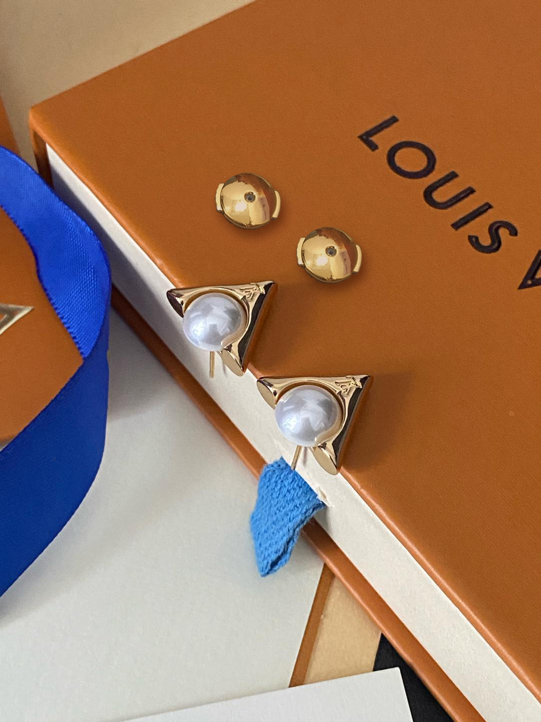 Louis Vuitton 配飞碟耳塞 新款 LV 耳钉 Louis