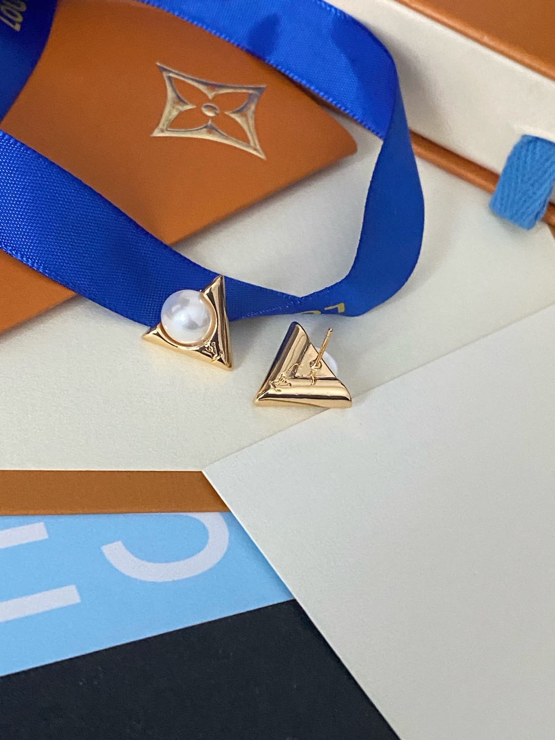 Louis Vuitton 配飞碟耳塞 新款 LV 耳钉 Louis