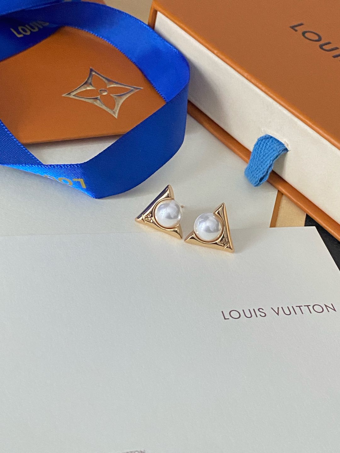 Louis Vuitton 配飞碟耳塞 新款 LV 耳钉 Louis