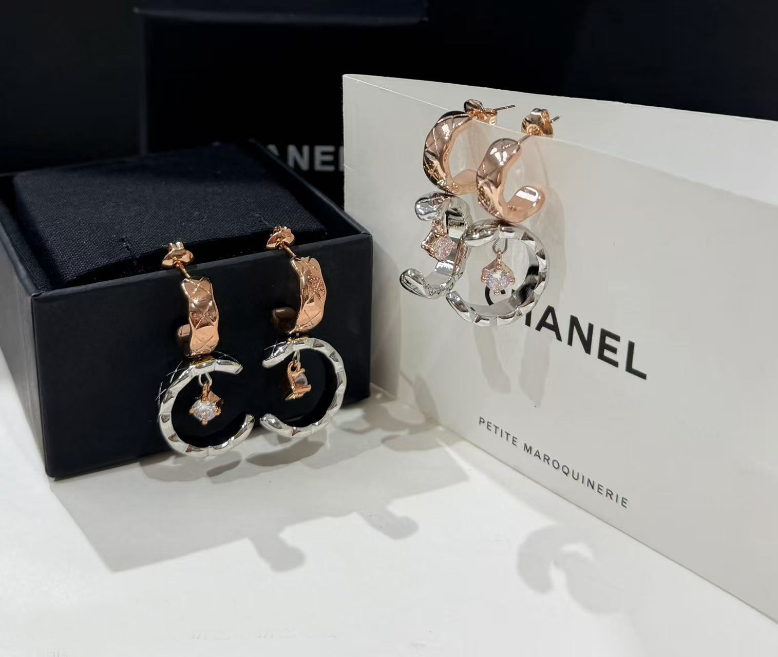 💘辛芷蕾同款✨ 精工高版 CHANE*小香 coco菱格双色晶钻圆环耳钉。热销款，市面最高版本，CNC 