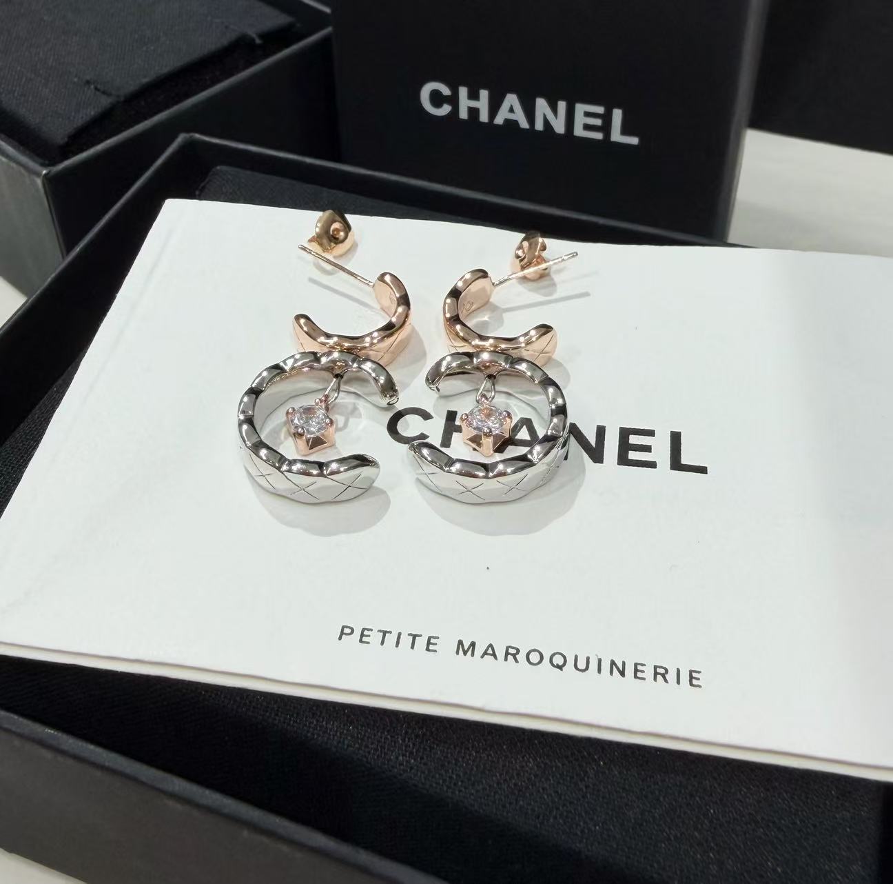 💘辛芷蕾同款✨ 精工高版 CHANE*小香 coco菱格双色晶钻圆环耳钉。热销款，市面最高版本，CNC 