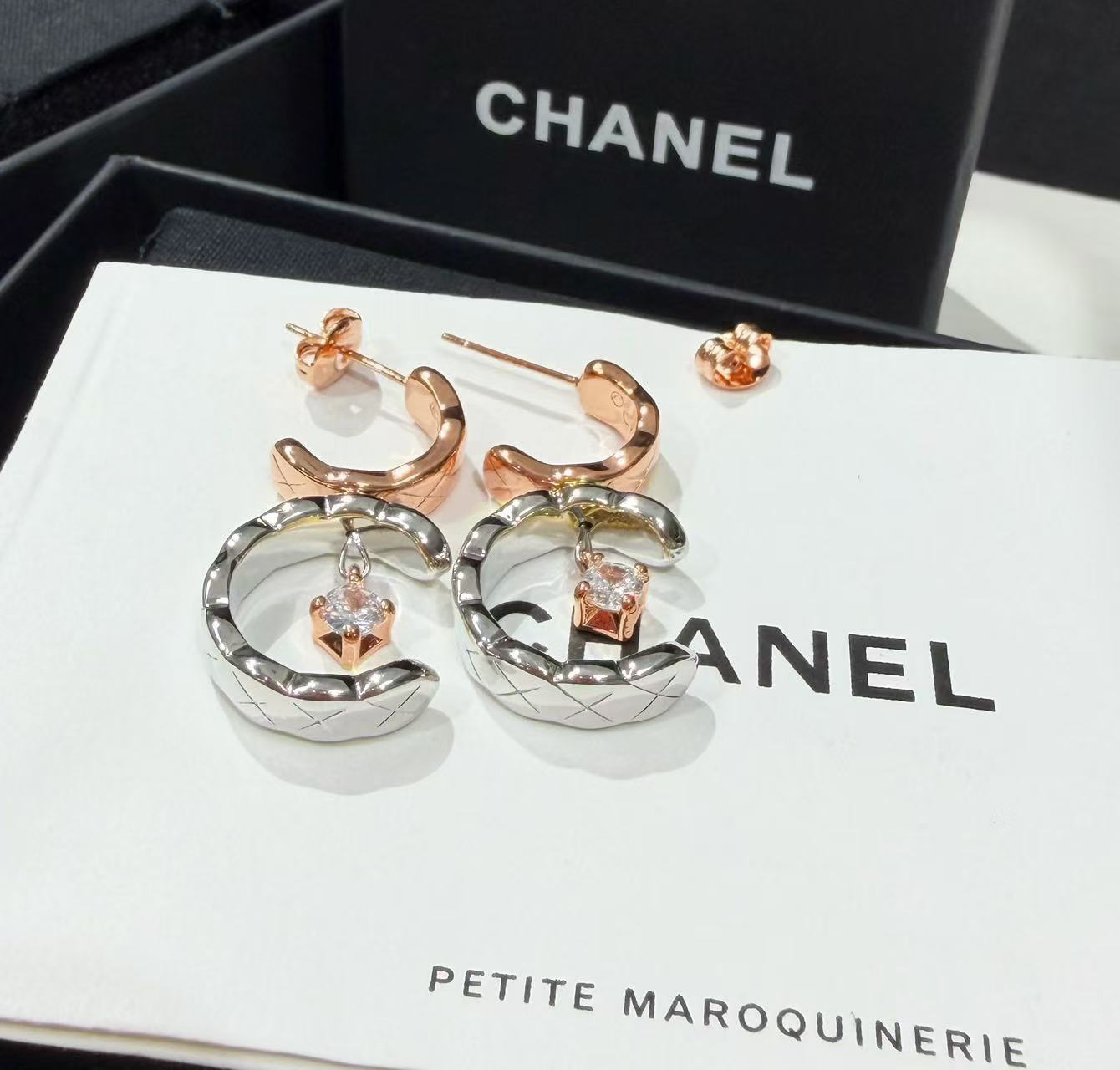 💘辛芷蕾同款✨ 精工高版 CHANE*小香 coco菱格双色晶钻圆环耳钉。热销款，市面最高版本，CNC 