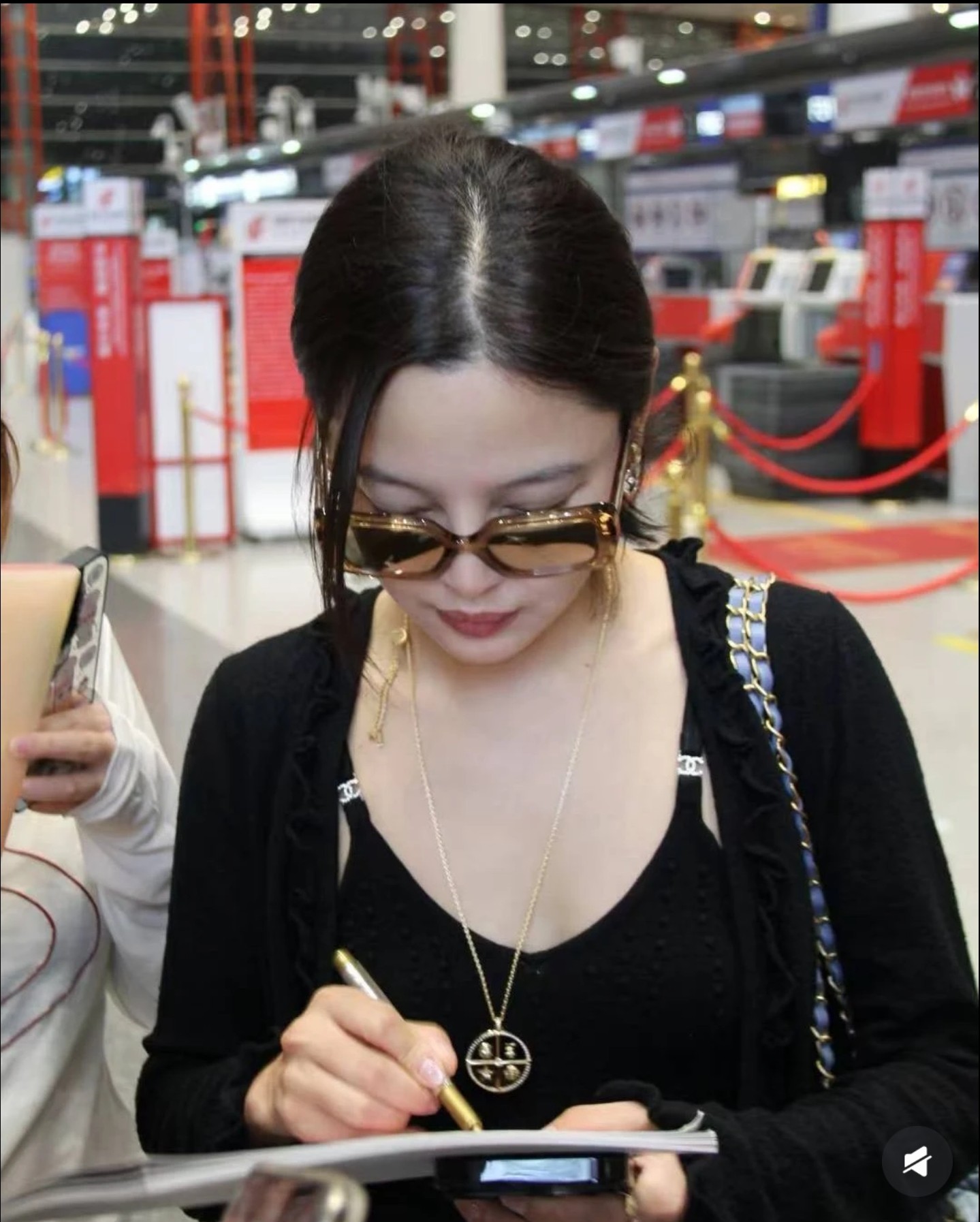 💘辛芷蕾同款✨ 精工高版 CHANE*小香 coco菱格双色晶钻圆环耳钉。热销款，市面最高版本，CNC 