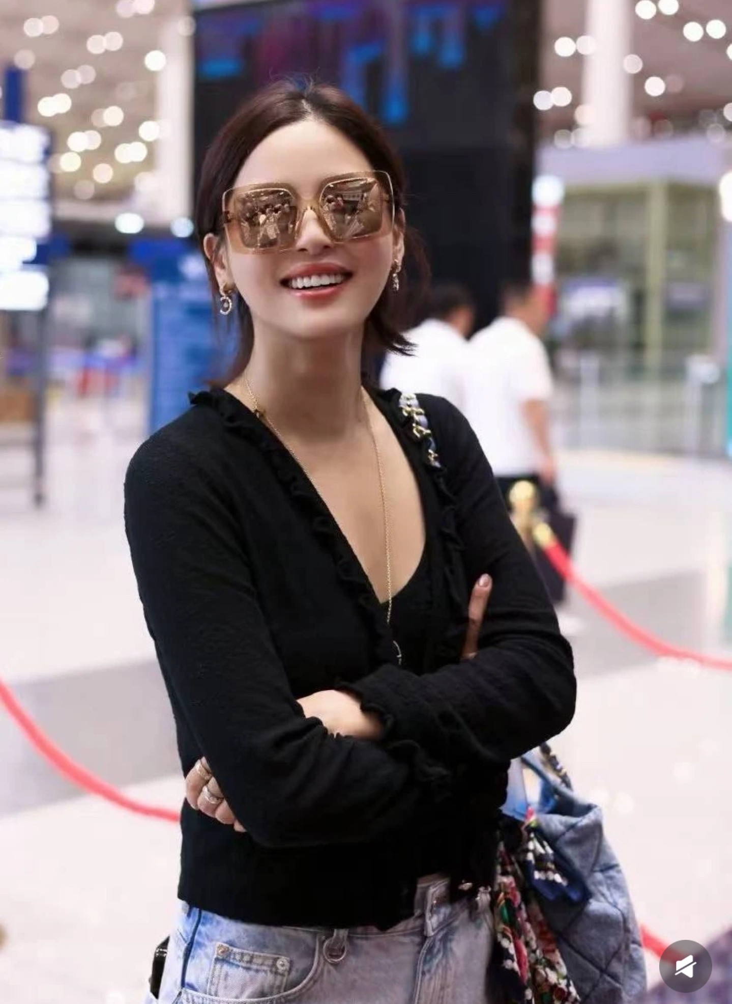 💘辛芷蕾同款✨ 精工高版 CHANE*小香 coco菱格双色晶钻圆环耳钉。热销款，市面最高版本，CNC 