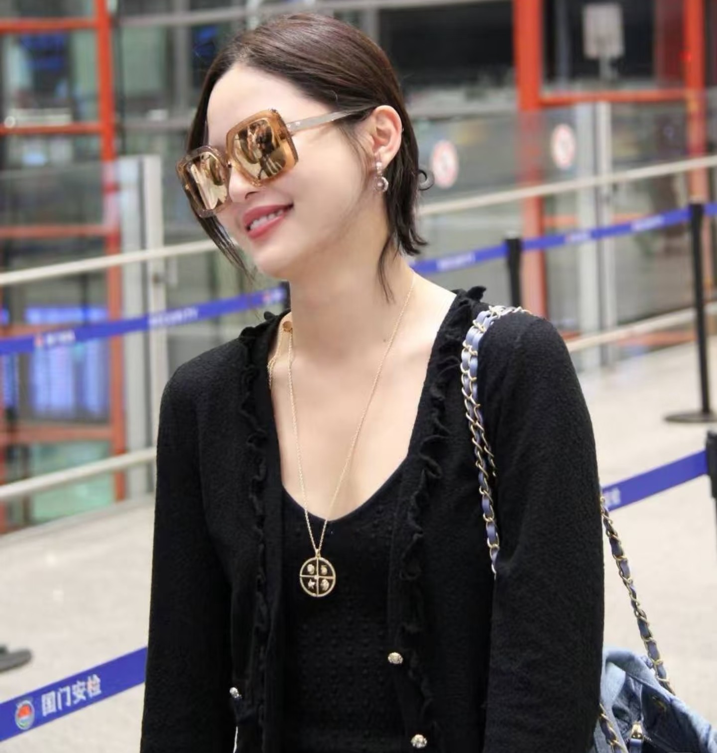 💘辛芷蕾同款✨ 精工高版 CHANE*小香 coco菱格双色晶钻圆环耳钉。热销款，市面最高版本，CNC 