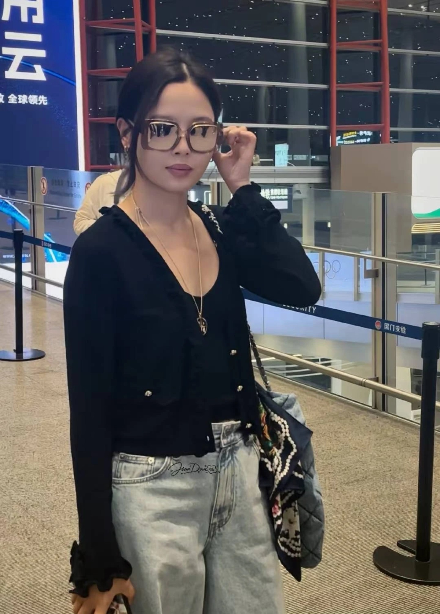 💘辛芷蕾同款✨ 精工高版 CHANE*小香 coco菱格双色晶钻圆环耳钉。热销款，市面最高版本，CNC 