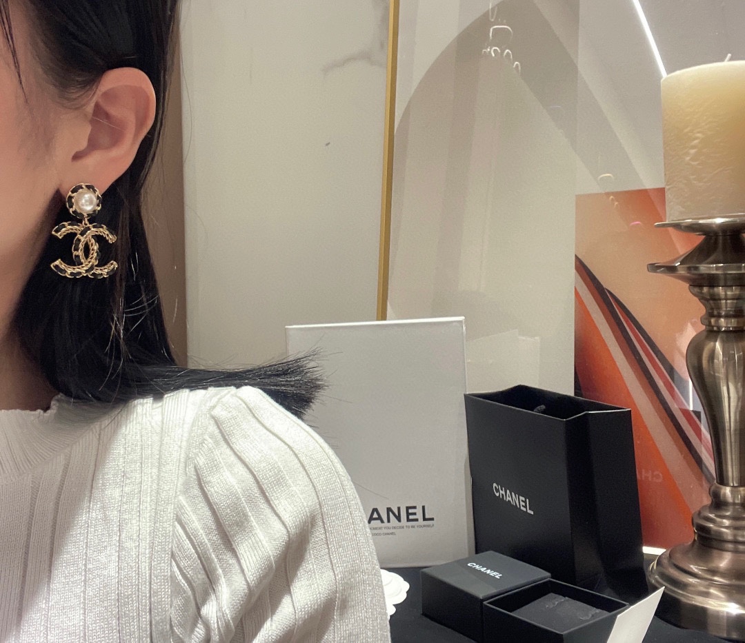 Chanel 抢手好货快 Ch@nel小香 方太太同款最新款珍珠串皮耳钉耳环