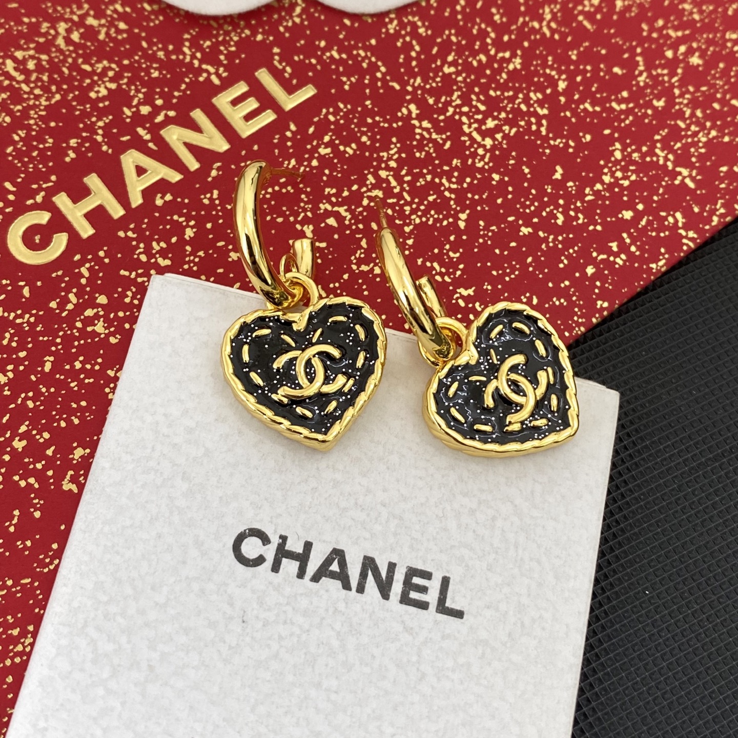 Chanel 小香26P黑白牛仔爱心耳环26春夏最新款
