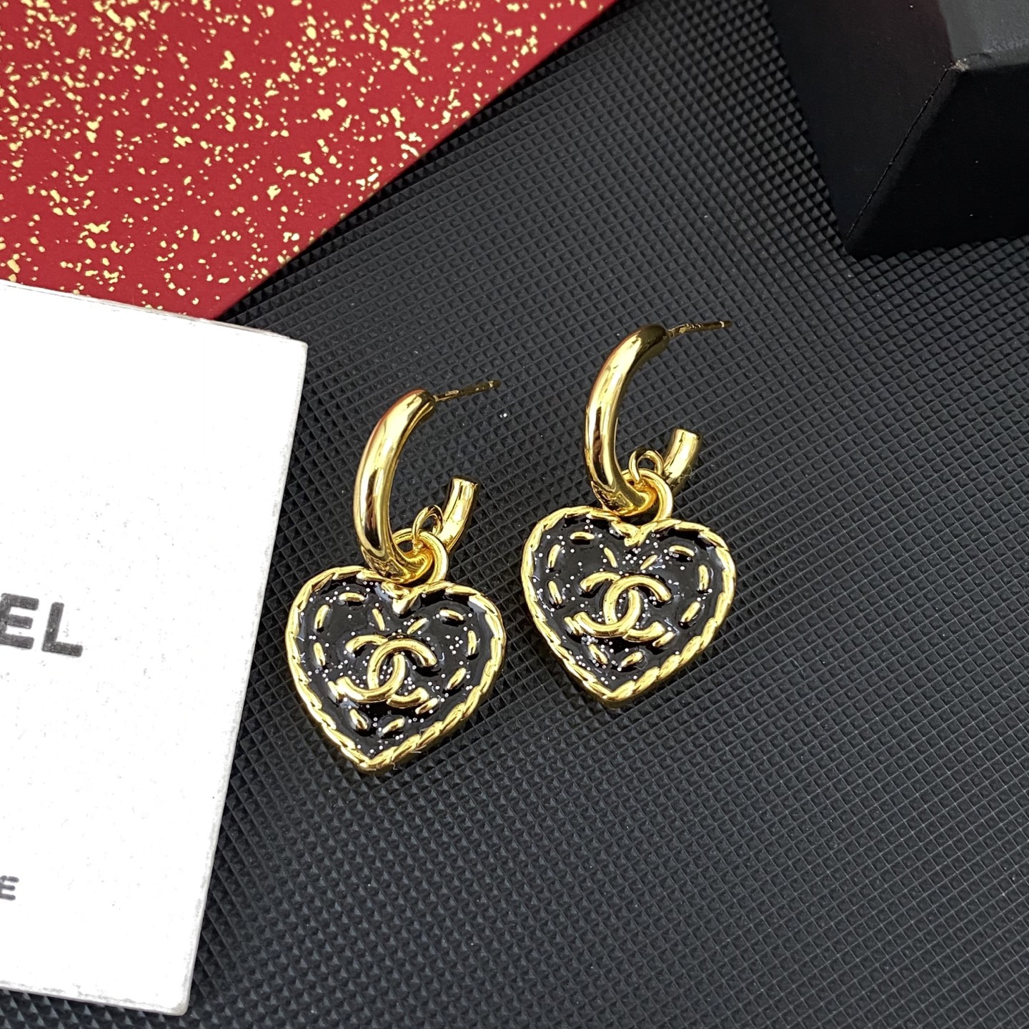 Chanel 小香26P黑白牛仔爱心耳环26春夏最新款