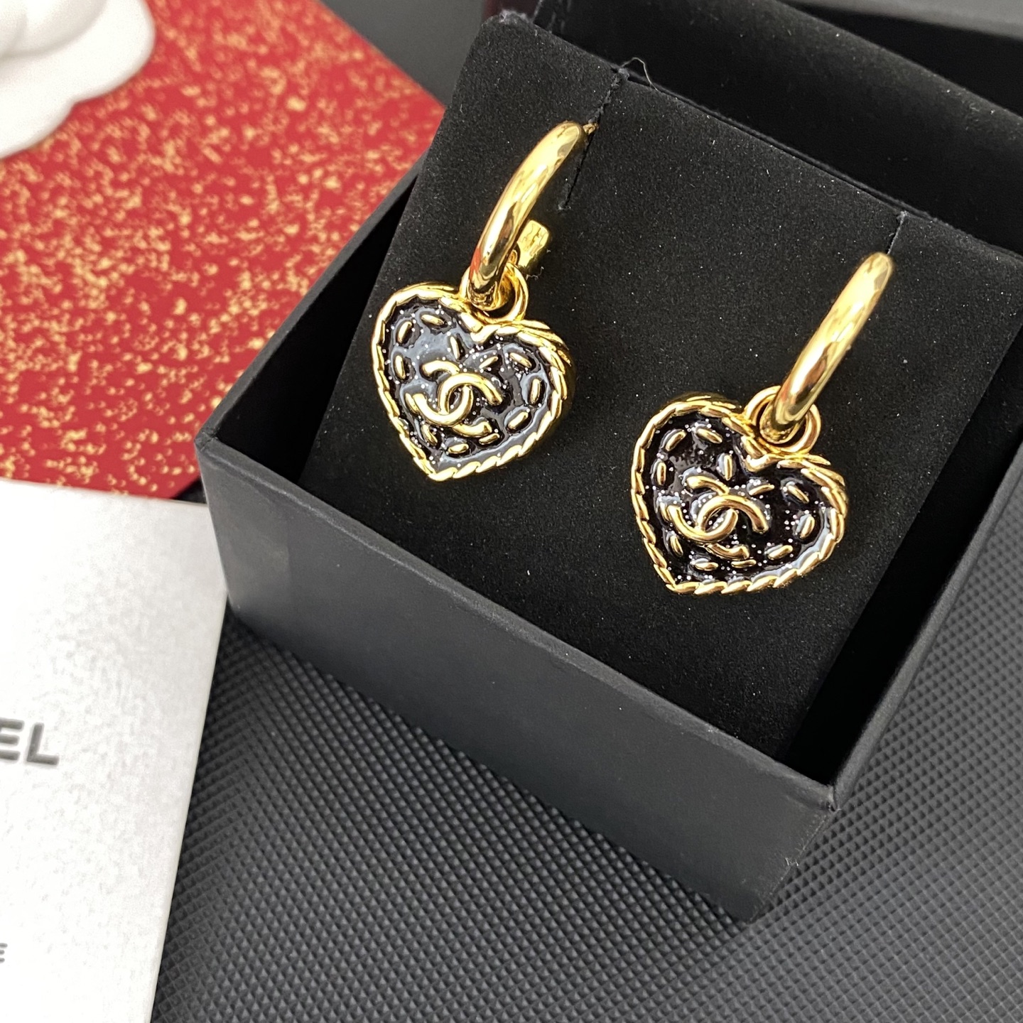 Chanel 小香26P黑白牛仔爱心耳环26春夏最新款