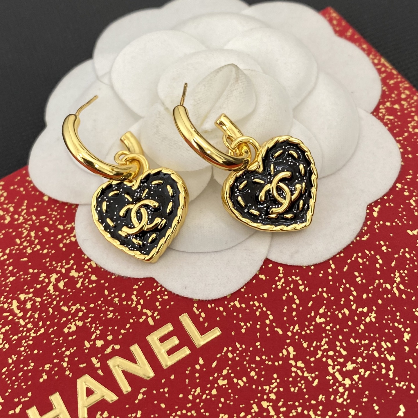 Chanel 小香26P黑白牛仔爱心耳环26春夏最新款