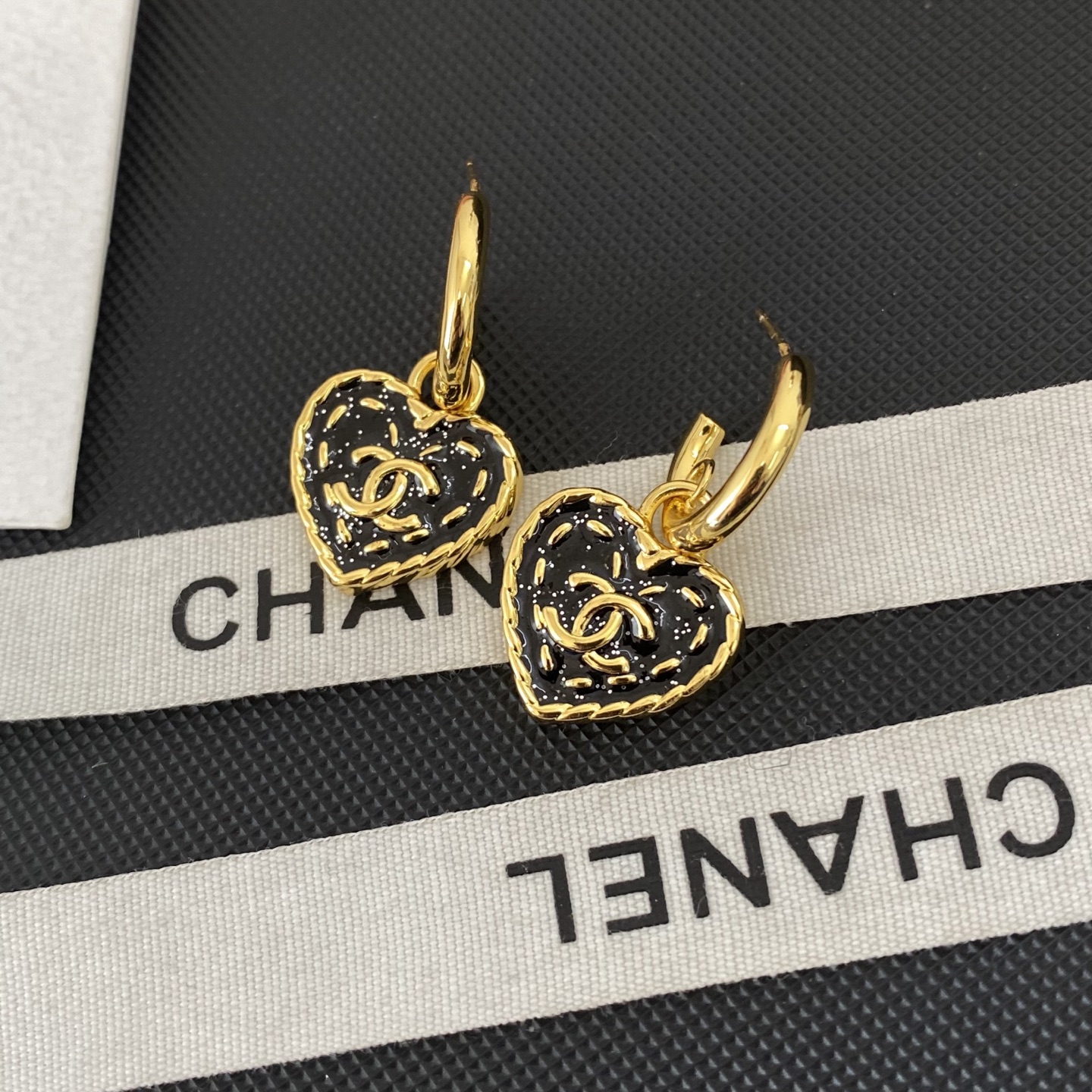 Chanel 小香26P黑白牛仔爱心耳环26春夏最新款