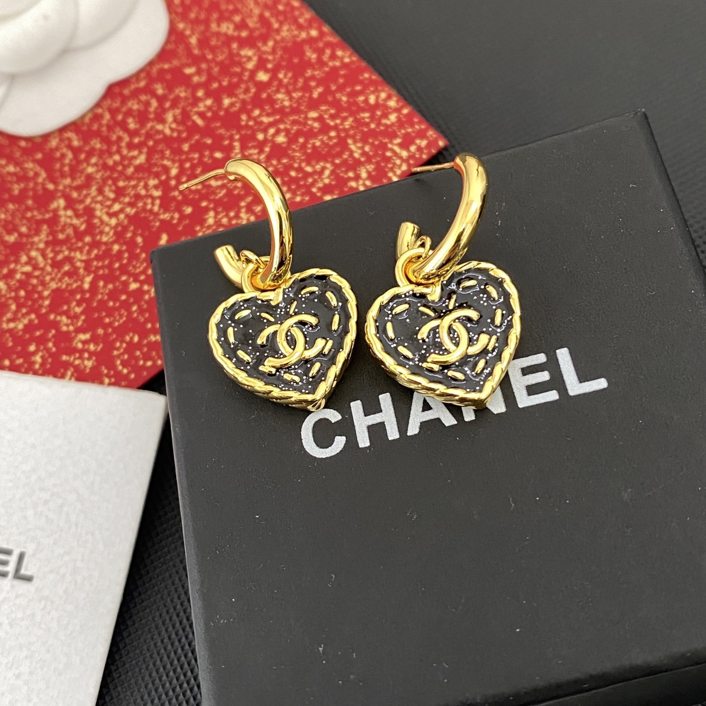 Chanel 小香26P黑白牛仔爱心耳环26春夏最新款