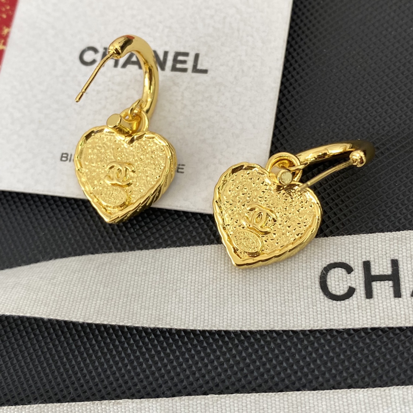 Chanel 小香26P黑白牛仔爱心耳环26春夏最新款
