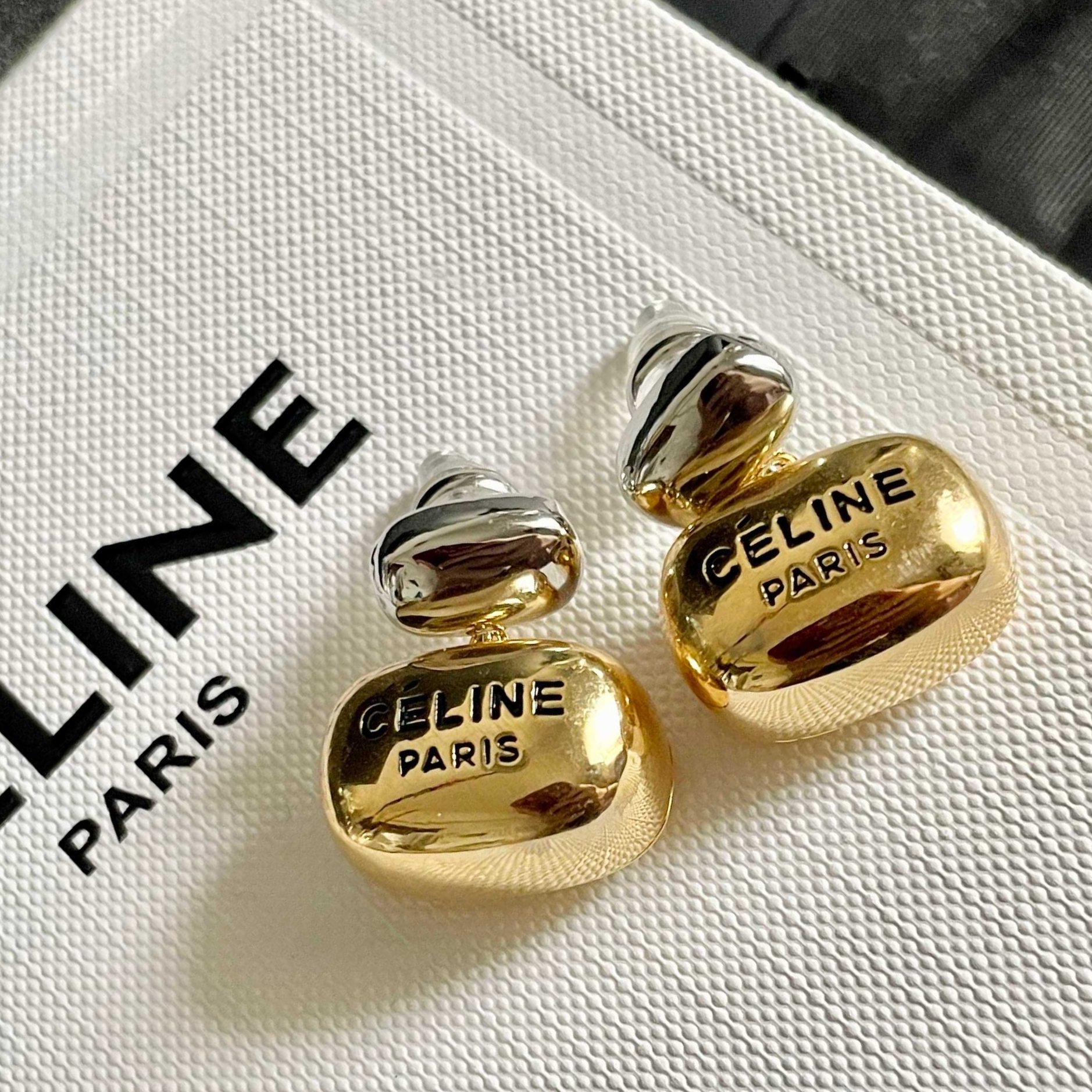 Celine Celine塞林封底手工拉丝双珠字母耳钉 又简约 又很有创意的设计