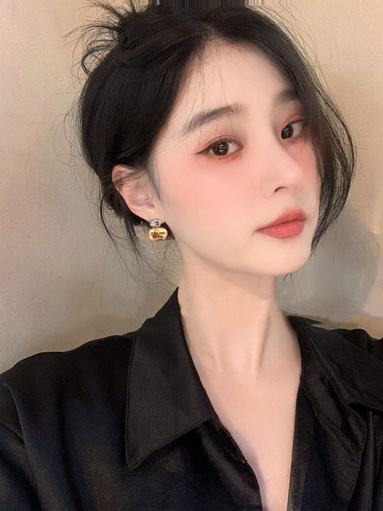 Celine Celine塞林封底手工拉丝双珠字母耳钉 又简约 又很有创意的设计