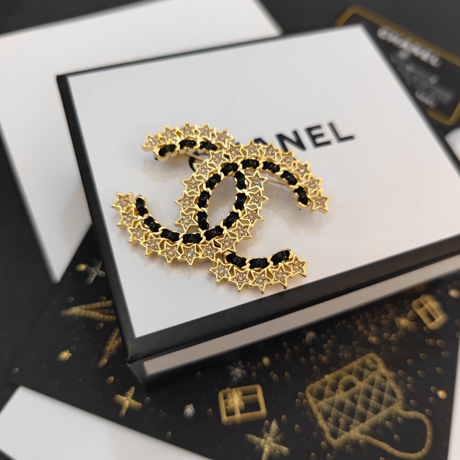 Chanel CHANEL小香 五角星晶钻穿皮字母胸针 最新款同步上新香奈儿最新款胸针 胸针